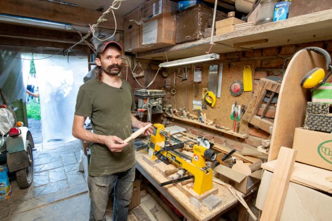 Як у звичайному гаражі в Княгининку народжуються унікальні дерев'яні іграшки
