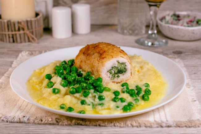 Картопляне пюре з котлетою по-київськи