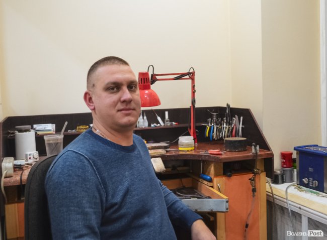 Що означає проба «585» та чому найдорожче «біле» золото – не біле: розмова у майстерні волинського ювеліра. ФОТО 