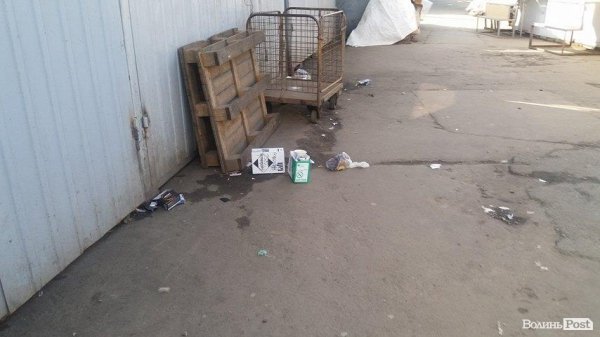 «Такой бриллиант – в таком навозе», або Що думають туристи про сусідство Луцького замку з Центральним ринком