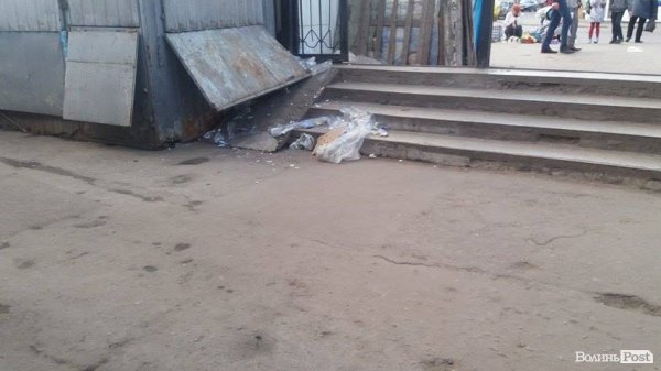 «Такой бриллиант – в таком навозе», або Що думають туристи про сусідство Луцького замку з Центральним ринком