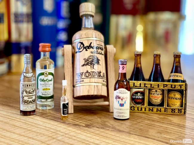 Найменша пляшечка в колекції на фоні інших екземплярів