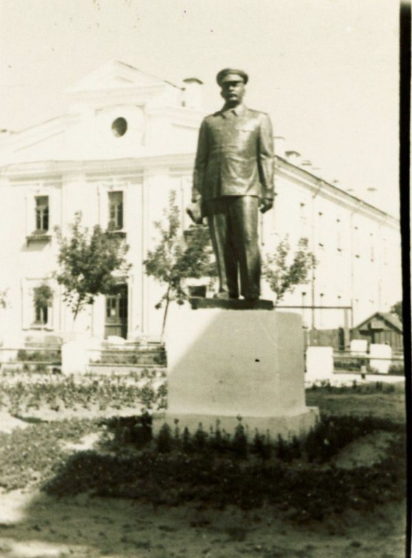 Сталін біля тринітарського монастиря і Іверської каплички. Фото з сайту board.lutsk.ua