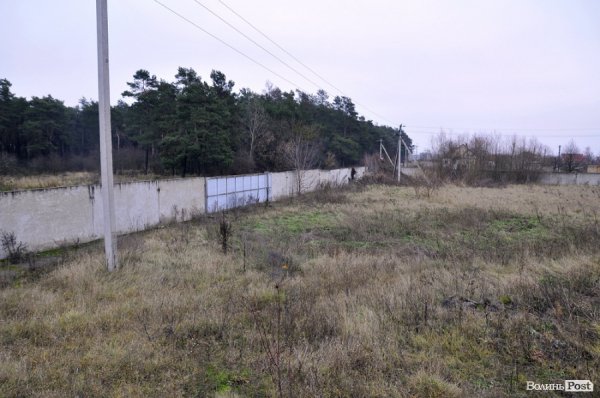 Під Луцьком продається земельна ділянка з двома приміщеннями*