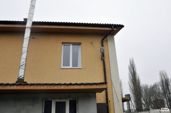 Під Луцьком продається земельна ділянка з двома приміщеннями*