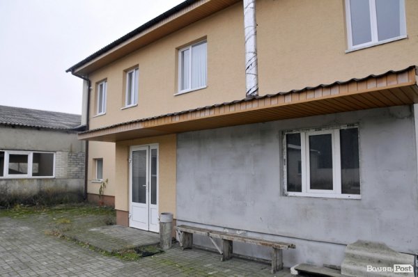 Під Луцьком продається земельна ділянка з двома приміщеннями*