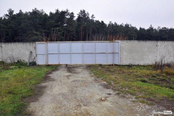 Під Луцьком продається земельна ділянка з двома приміщеннями*