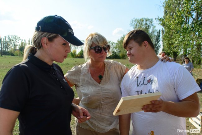 Знайомили з кіньми, катали на кареті і вчили малювати: під Луцьком – яскраве свято для «сонячних» діток. ФОТОРЕПОРТАЖ 