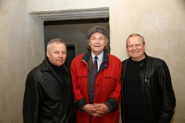 З Валерієм Мареничем та Віктором Чорнухою в день отримання народним артистом нової квартири . Луцьк . 21 березня 2012 року.