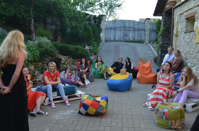 «Не просто будинок з євроремонтом, а садиба щасливих»: лучанка перетворила помешкання за містом в арт-простір. ФОТО