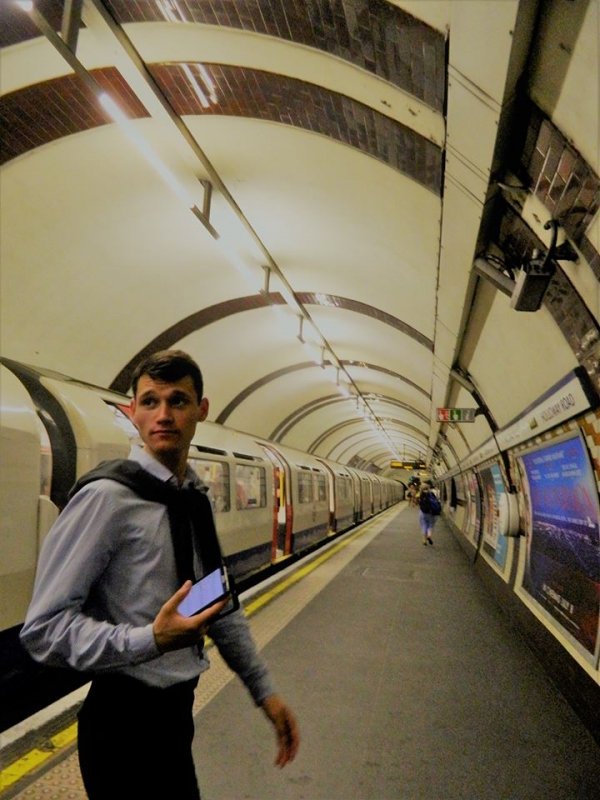 «Нотатки мандрівника» Олександра Лазуки: англійський гумор, закриті люди та стресовий графік