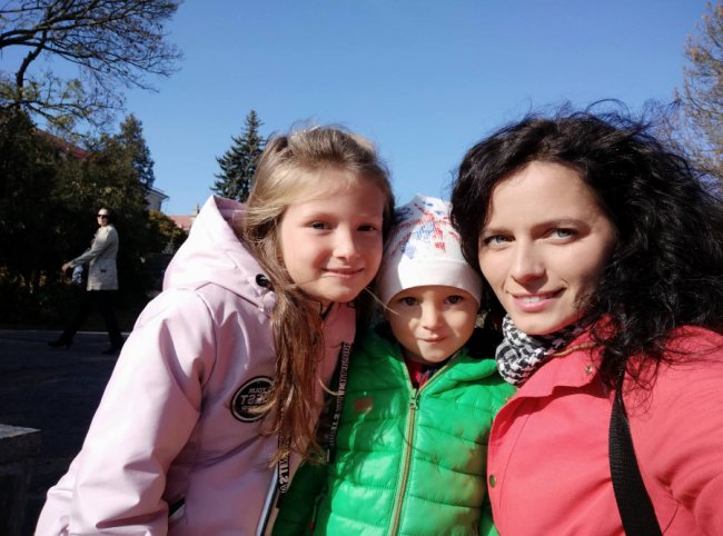 Іванна Мельничук зі своїми дітками Артемом і Олександрою