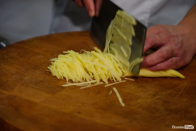 Місце, де живе Китай: як у Луцьку майже два десятки років успішно працює ресторан «Золотий дракон». ФОТО*