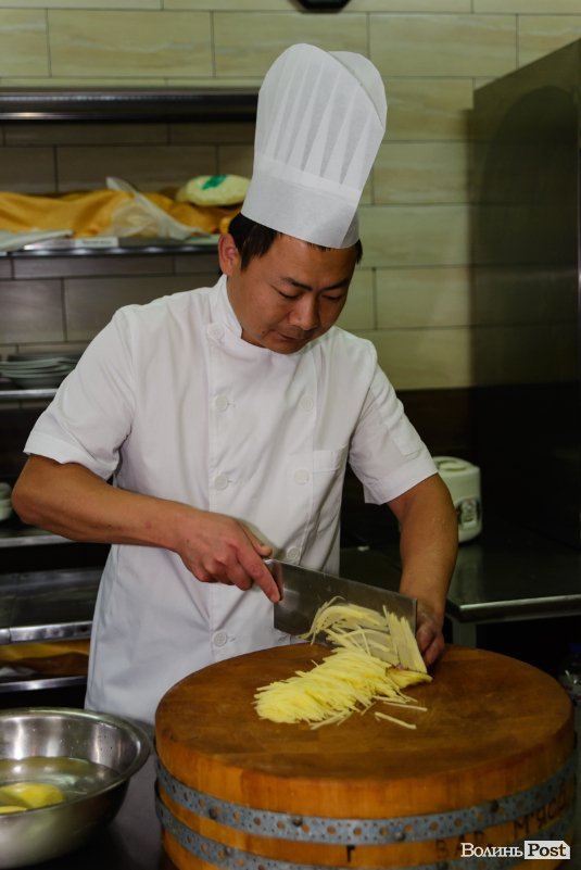 Місце, де живе Китай: як у Луцьку майже два десятки років успішно працює ресторан «Золотий дракон». ФОТО*