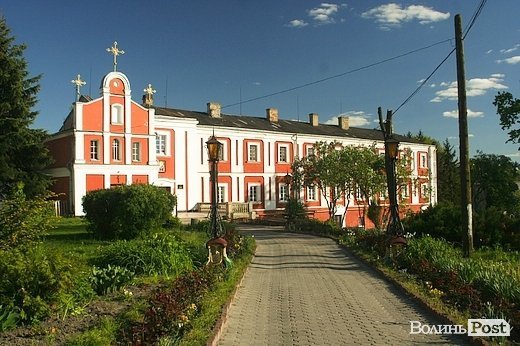 Десь біля цієї доріжки стояв монумент