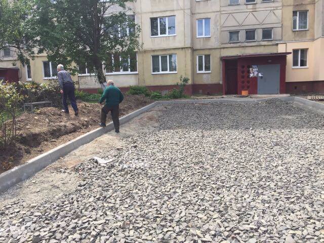 Розритий двір на вулиці Бенделіані