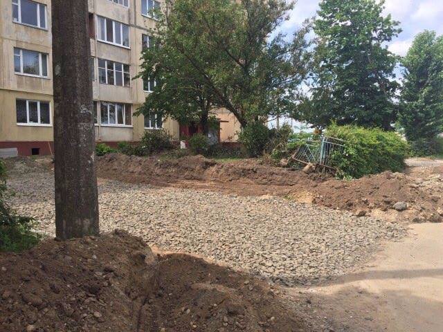 Розритий двір на вулиці Бенделіані