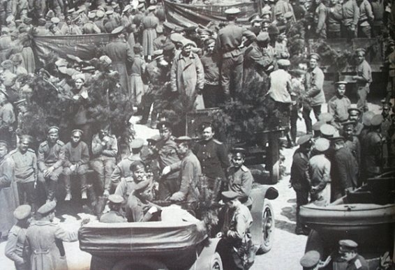 Перше травня 1917 року на замковому майдані. Зображення з книги «Луцьк у старовинній листівці, гравюрі та фотографії» Віктора Літевчука