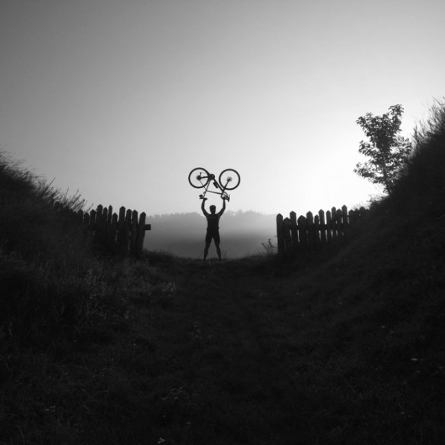 Адвокат з Луцька подорожує на велосипеді у пошуках унікальних автобусних зупинок. ФОТО