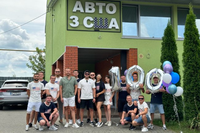 Автомобільна компанія з Луцька передала військовим 32 пікапи