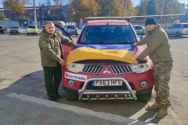 Автомобільна компанія з Луцька передала військовим 32 пікапи