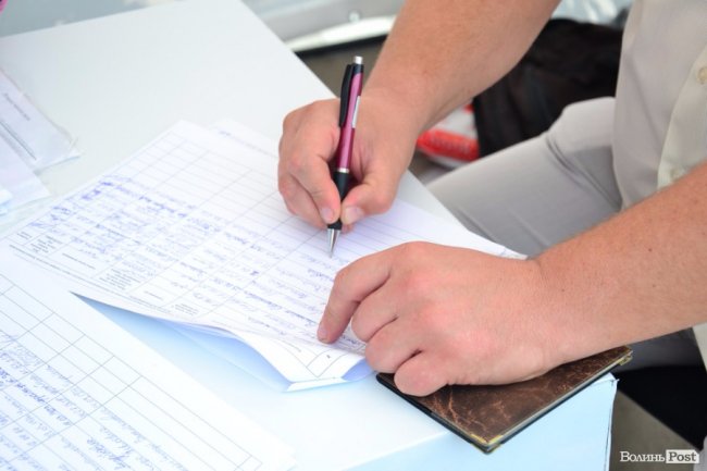 «Не за них на Майдані стояла»: як у Луцьку збирають підписи проти депутатів-«відкликанців»