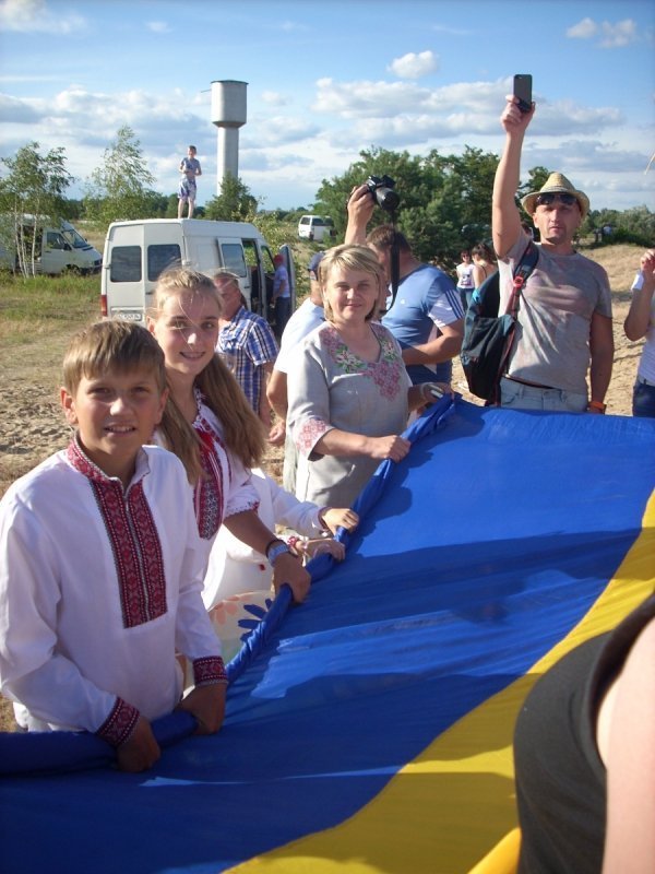 Найбільший прапор України розгорнули на березі озера Люб’язь. ФОТО