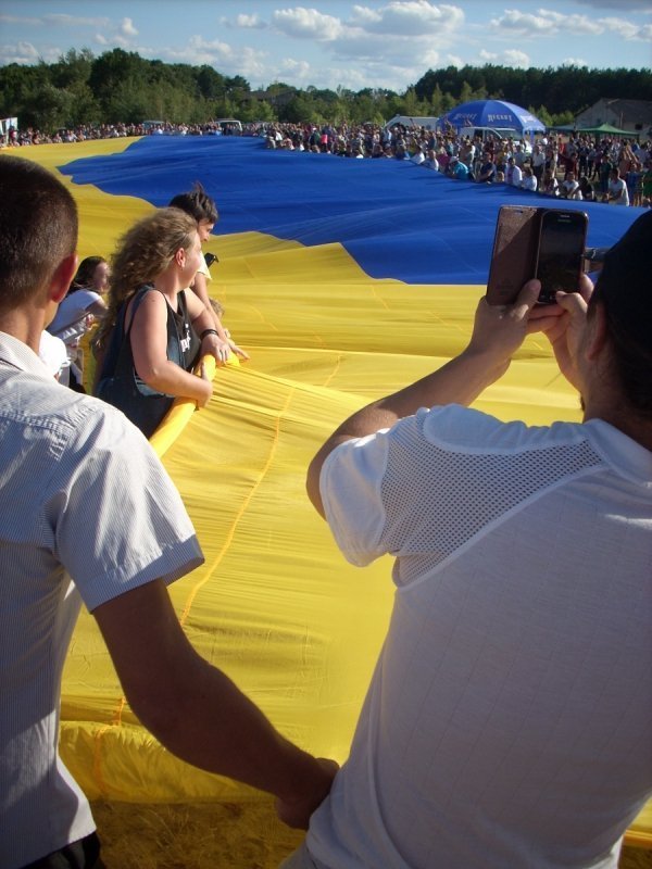 Найбільший прапор України розгорнули на березі озера Люб’язь. ФОТО