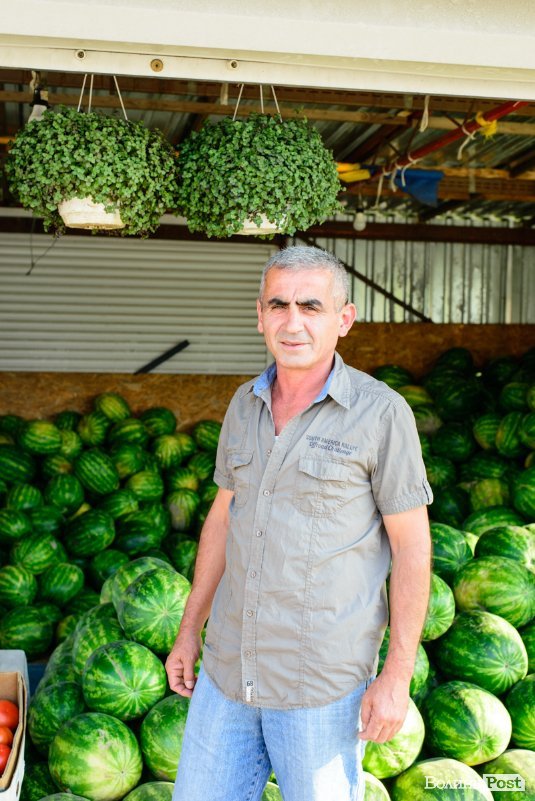 Про кавуновий бізнес і Україну: розмова з луцьким продавцем «смугастиків» із нотками азербайджанського акценту