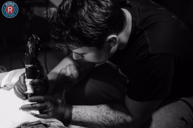 «Чоловіки приходять на сеанс та втрачають свідомість», - луцький татуювальник