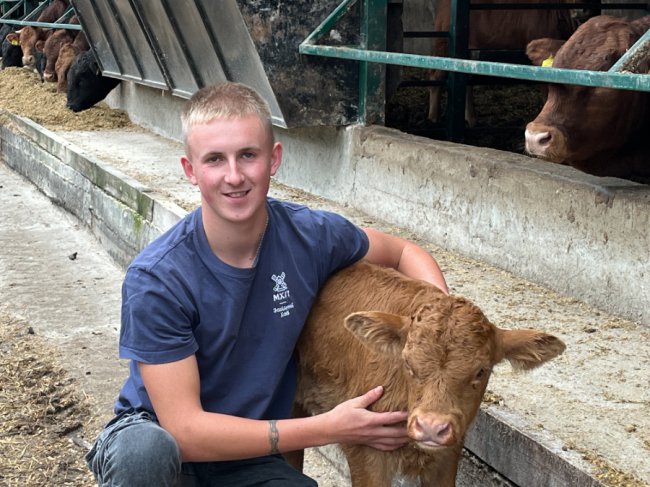 Тарас Ганюк, молодий фахівець, працює зоотехніком на підприємстві та навчається в університеті у Львові