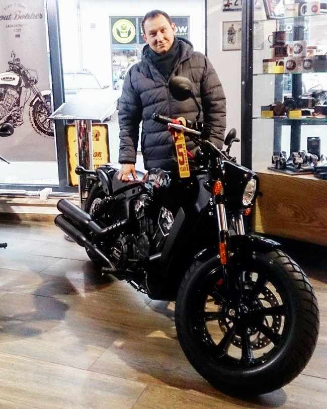 Від будівельника до «ювеліра» поглядів: лучанин вісім років нарощує жінкам вії