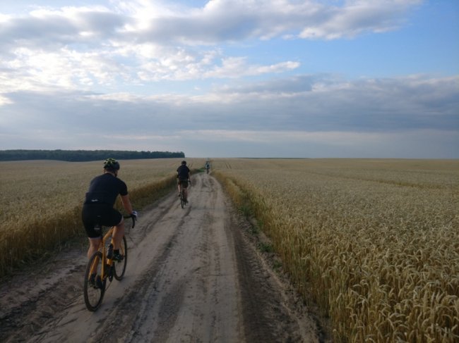 Адвокат з Луцька подорожує на велосипеді у пошуках унікальних автобусних зупинок. ФОТО