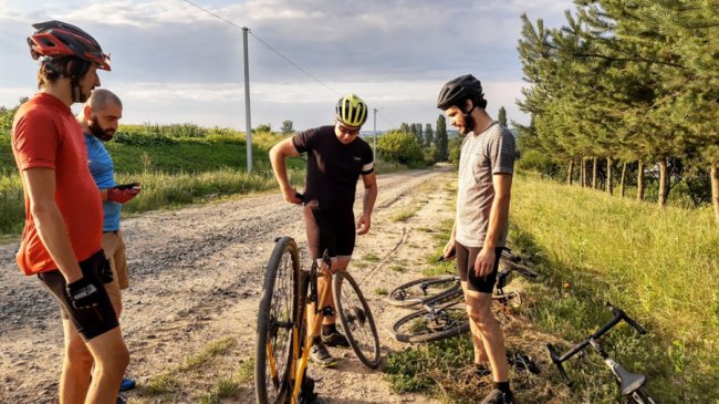 Адвокат з Луцька подорожує на велосипеді у пошуках унікальних автобусних зупинок. ФОТО