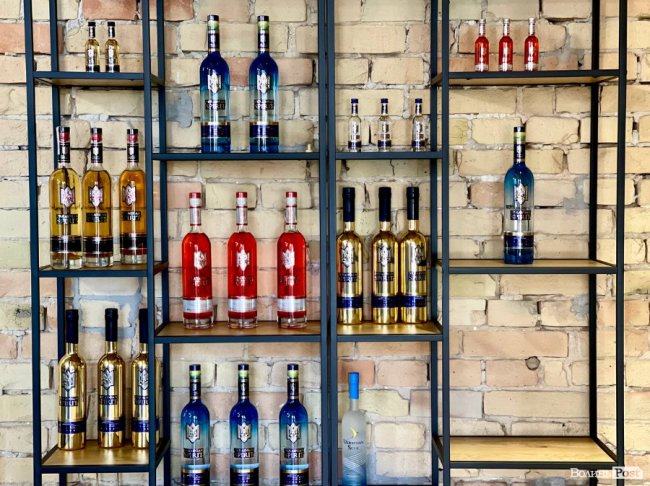 Найрідкісніша пляшка має всього п’ять екземплярів у світі: як волинянин колекціонує алкогольні мініатюрки 