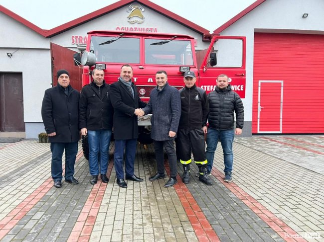 Олег Савчук із польськими партнерами, які передали автомобіль для добровольців