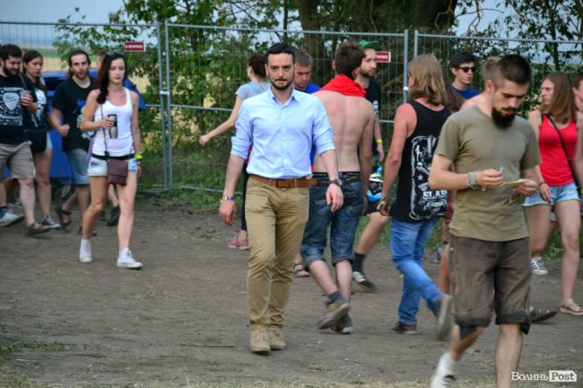 Цей чолові дуже й дуже випадав з фестивального дрес-коду