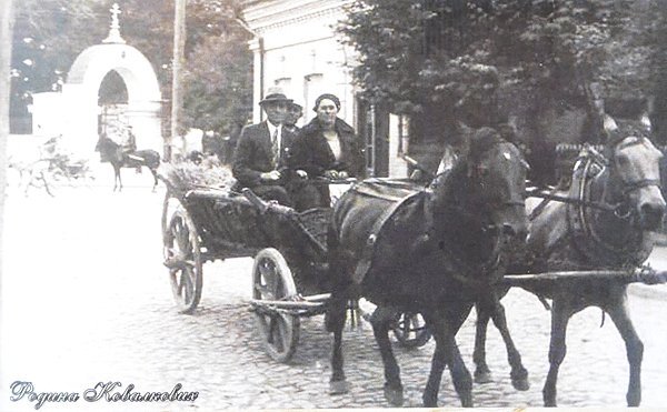 Родина Ковалкових. Позаду - брама Свято-Троїцького собору. Родинне фото 1920-х років