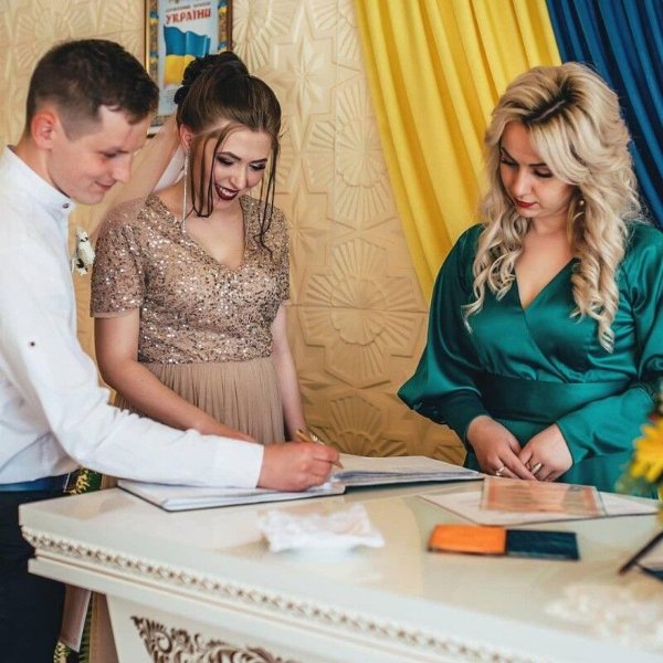 Плачуть хором і їсти просять всі разом: історія трійні, що народилася на Волині торік