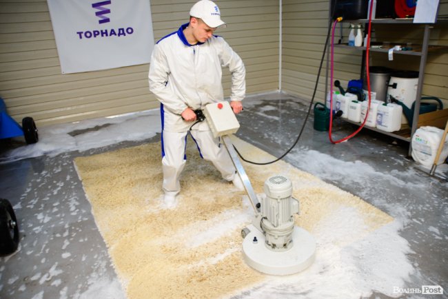 Зметуть весь бруд, як торнадо: де у Луцьку безпечно та без зайвих клопотів почистити килими. ФОТО*