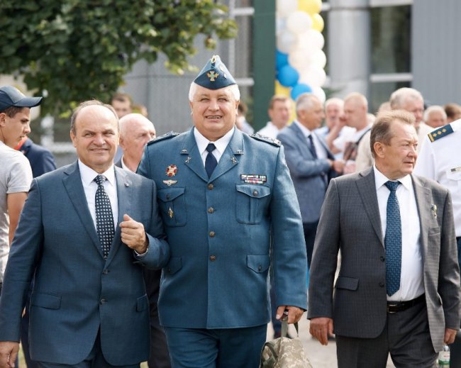 У центрі - Головний інженер авіації Командування Повітряних Сил ЗС України генерал-майор Петро Скоренький