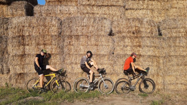 Адвокат з Луцька подорожує на велосипеді у пошуках унікальних автобусних зупинок. ФОТО