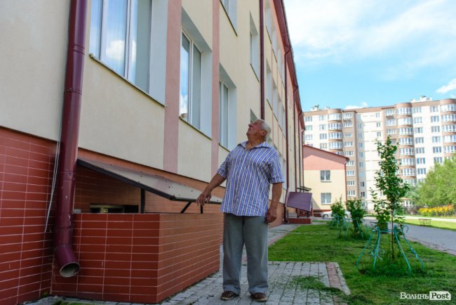 «Обрав би цей шлях знов»: чоловік 50 років працює бляхарем на «Житлобуді-2»