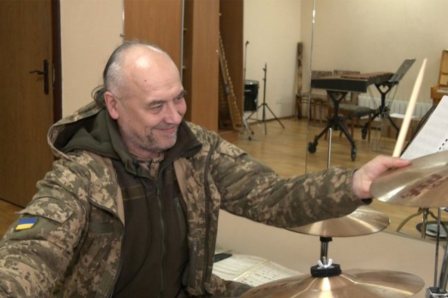 Викладач музшколи з Луцька на фронті грав на пеньку замість барабана
