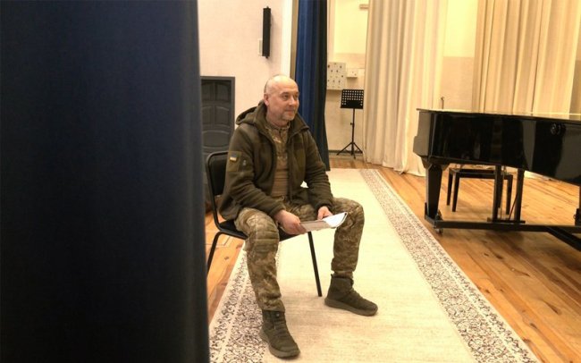 Викладач музшколи з Луцька на фронті грав на пеньку замість барабана