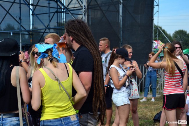 Були хлопці і дівчата з дредами