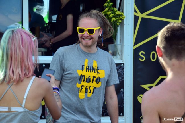 Були хлопці і дівчата з дредами