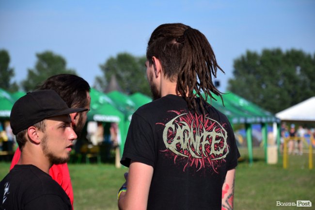 Були хлопці і дівчата з дредами