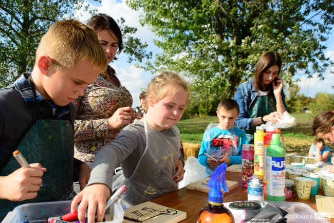 Знайомили з кіньми, катали на кареті і вчили малювати: під Луцьком – яскраве свято для «сонячних» діток. ФОТОРЕПОРТАЖ 