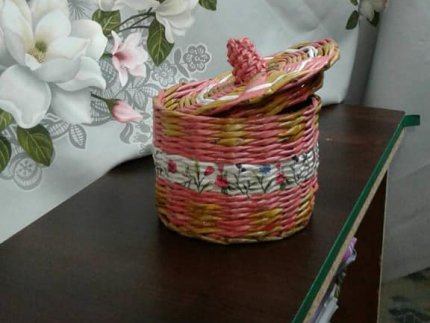 Лучанка плете з макулатури кошики та капелюхи. ФОТО 